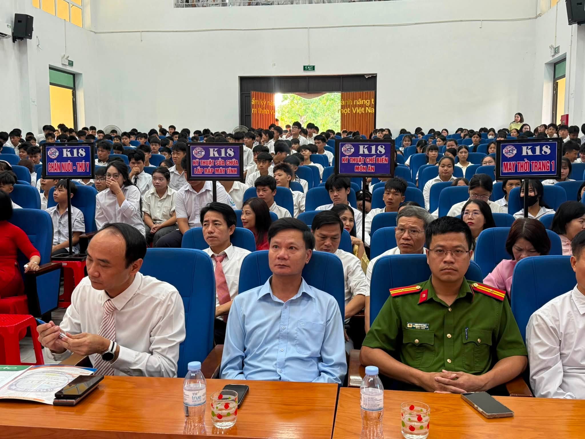 Anh-tin-bai